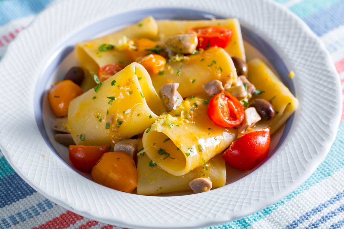 Pasta con atún fresco y tomatitos