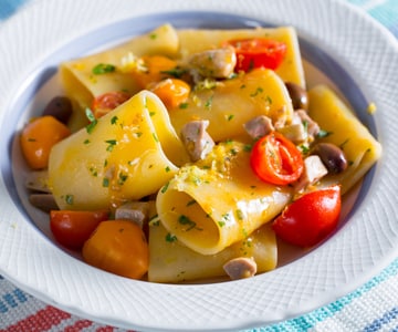 Pasta con atún fresco y tomatitos