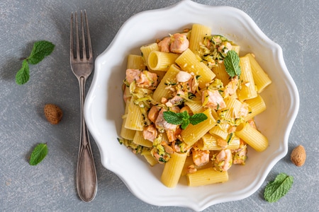 Pasta con salmón y calabacín