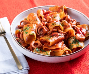 Paccheri con salsa de calamares