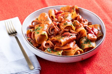 Paccheri con salsa de calamares