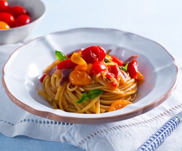 Pasta con tomatitos, anchoas y cebolla