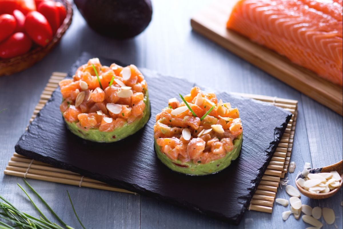 Tartar de salmón con crema de aguacate y almendras tostadas