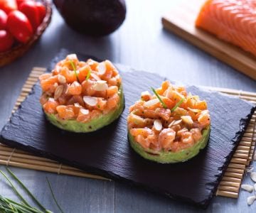 Tartar de salmón con crema de aguacate y almendras tostadas