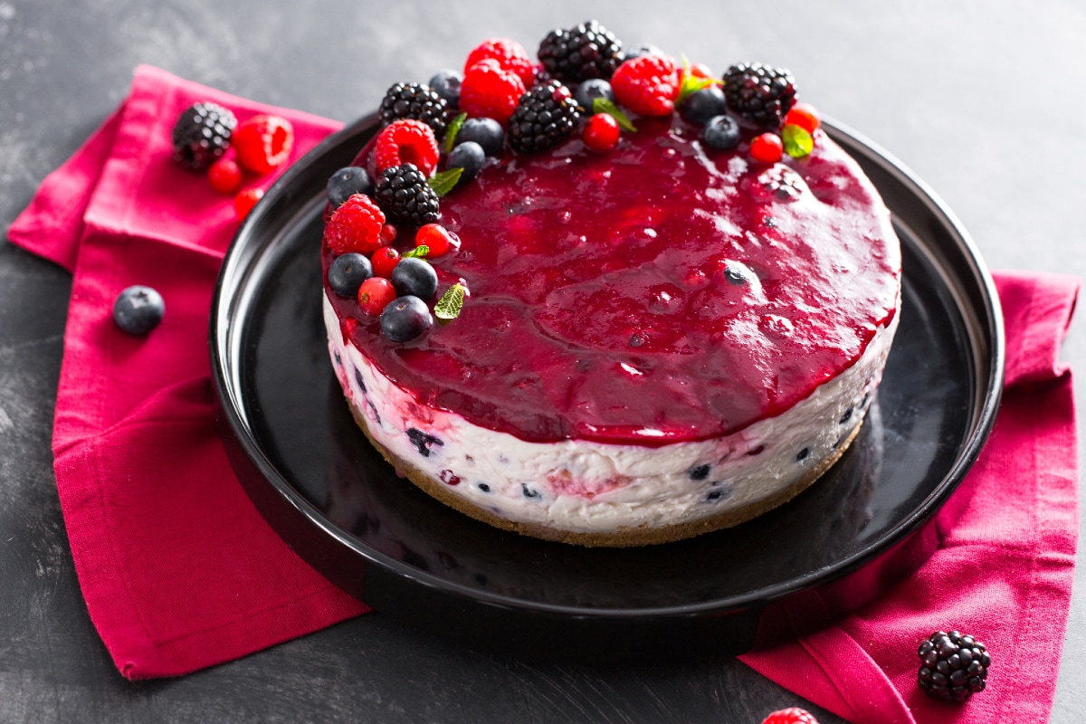 Tarta de queso con frutos del bosque