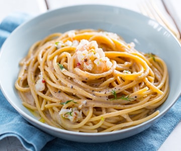 Espaguetis cacio, pimienta y gambas