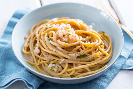 Espaguetis cacio, pimienta y gambas