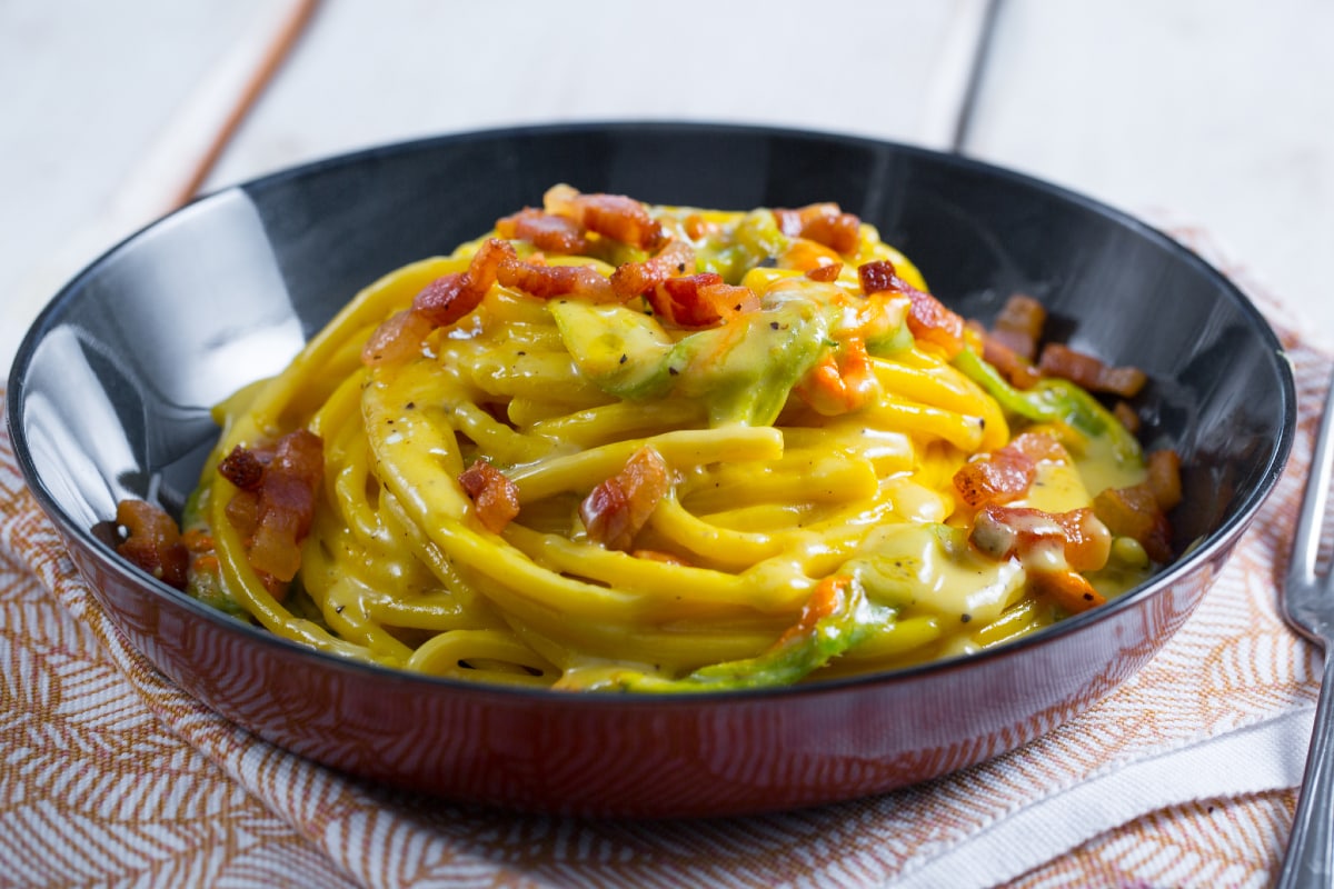 Bucatini con flores de calabacín, guanciale y azafrán