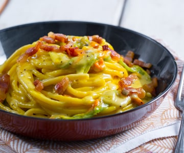 Bucatini con flores de calabacín, guanciale y azafrán