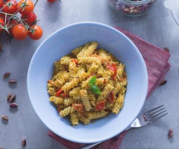 Fusilli con pesto de pistachos y tomatitos