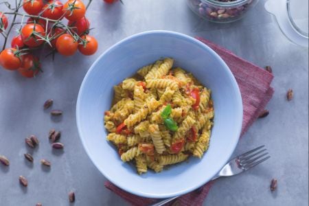 Fusilli con pesto de pistachos y tomatitos