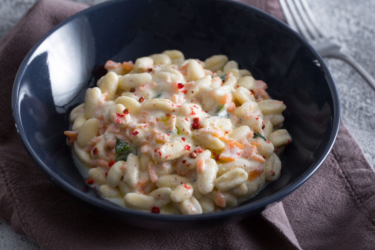 Pasta con crema de burrata y salmón ahumado