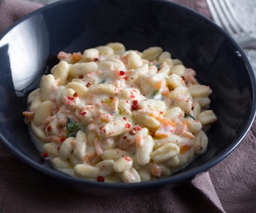 Pasta con crema de burrata y salmón ahumado