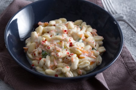 Pasta con crema de burrata y salmón ahumado