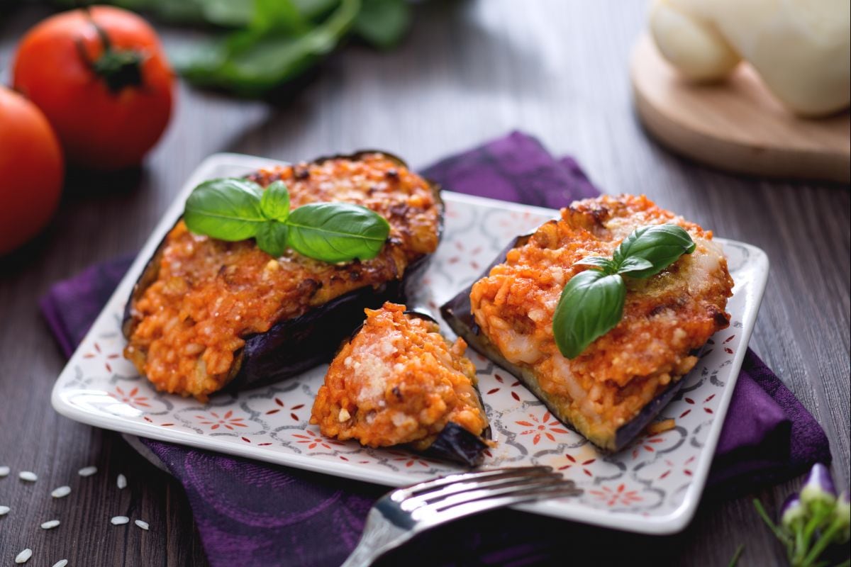 Berenjenas rellenas de arroz con corazón fundente