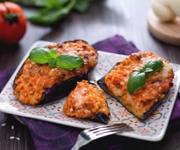 Berenjenas rellenas de arroz con corazón fundente