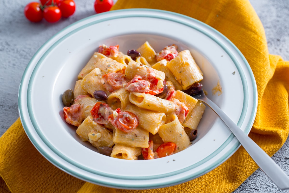 Pasta con feta y tomatitos al horno