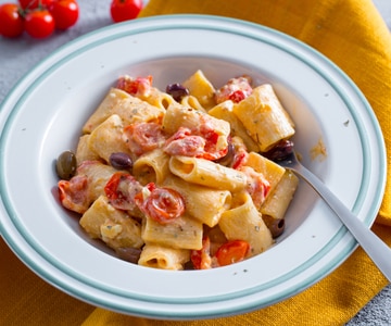 Pasta con feta y tomatitos al horno