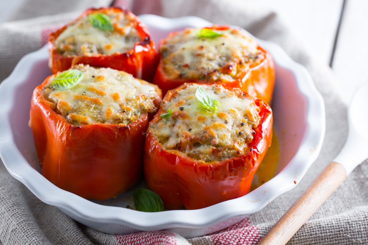 Pimientos rellenos de carne y salchicha