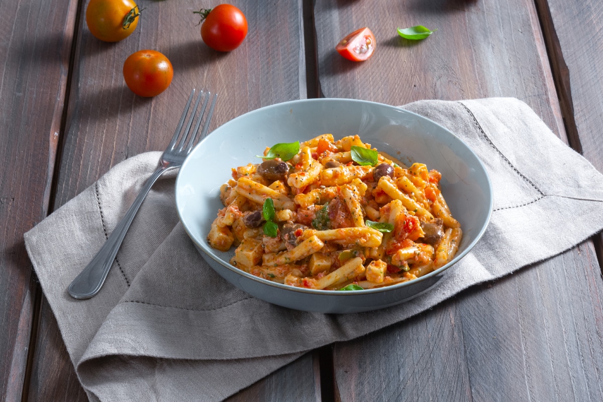 Pasta fría con ricotta y tomatitos