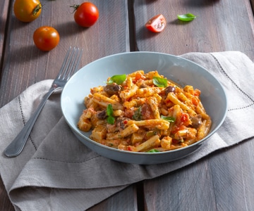 Pasta fría con ricotta y tomatitos