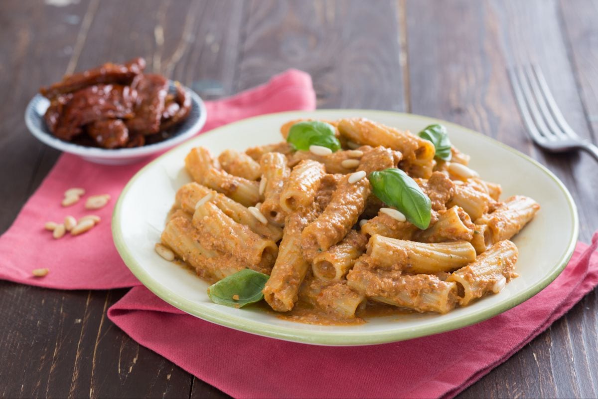 Rigatoni con pesto de tomates secos