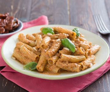 Rigatoni con pesto de tomates secos