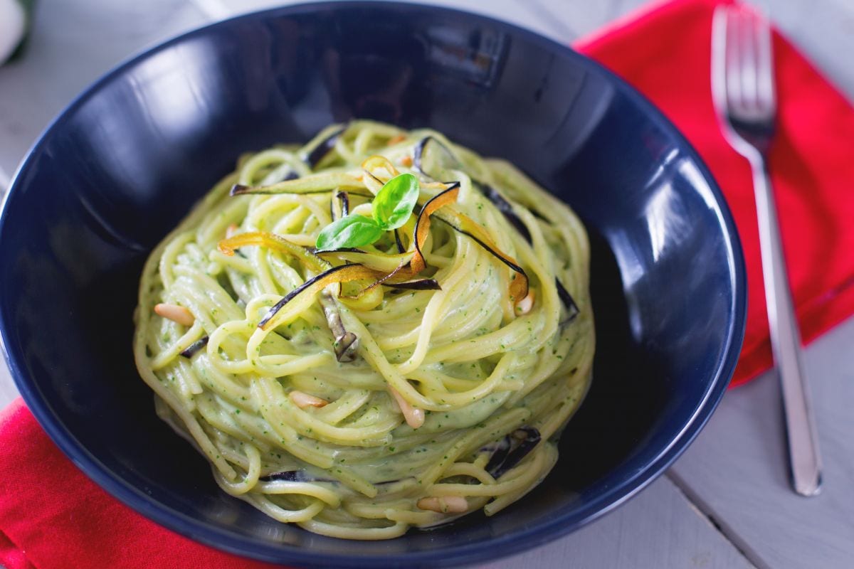 Spaghetti con crema de burrata y berenjenas