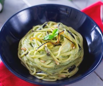 Spaghetti con crema de burrata y berenjenas