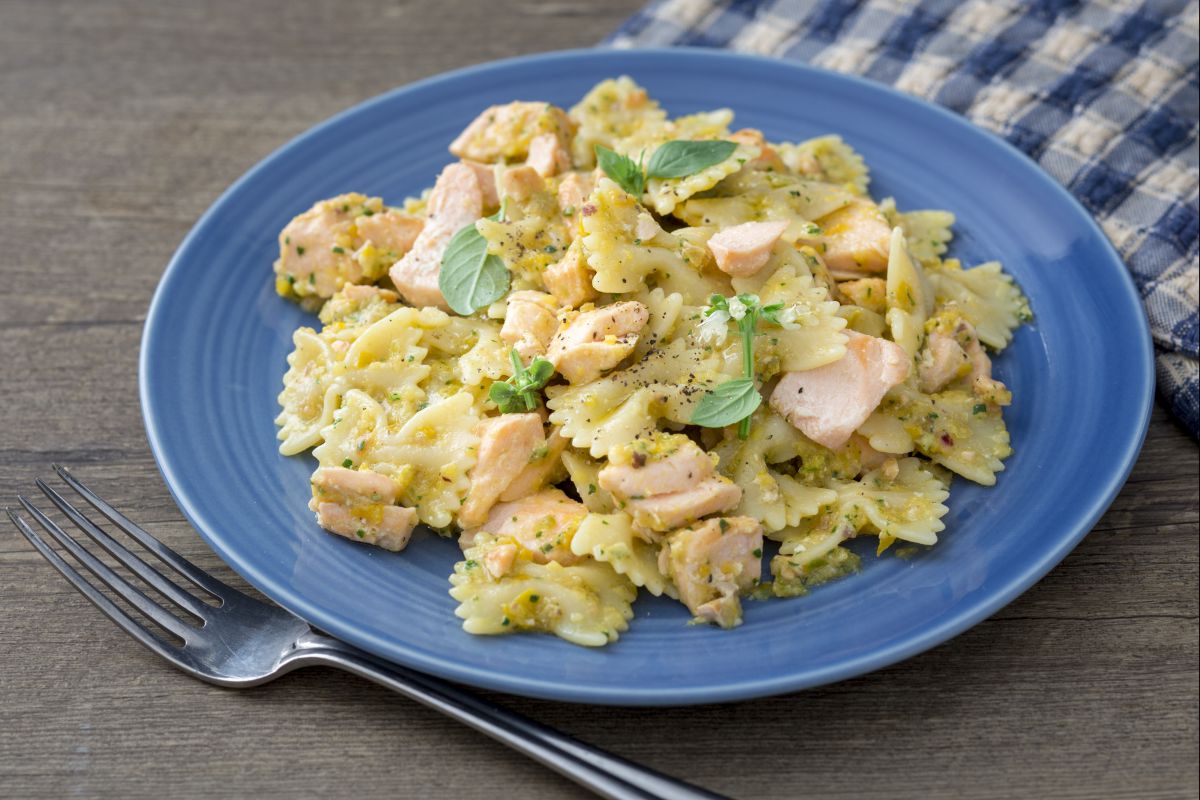 Pasta fría con salmón