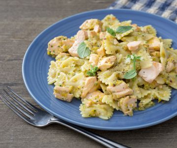 Pasta fría con salmón