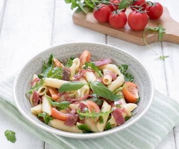 Pasta con stracchino, bresaola y tomatitos