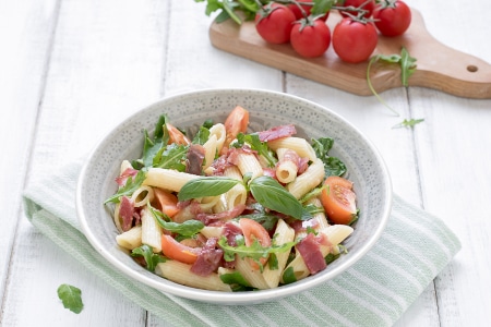 Pasta con stracchino, bresaola y tomatitos