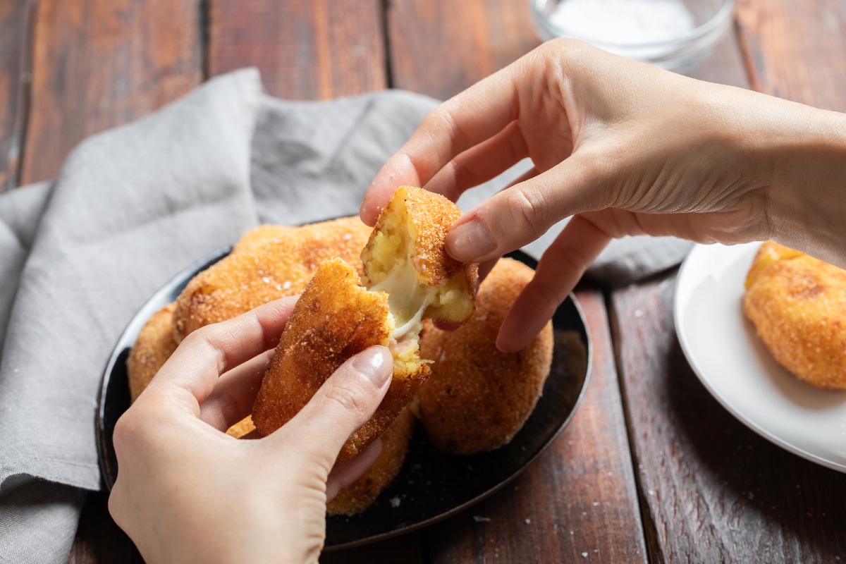 Croquetas de patata con corazón fundido de mozzarella y jamón