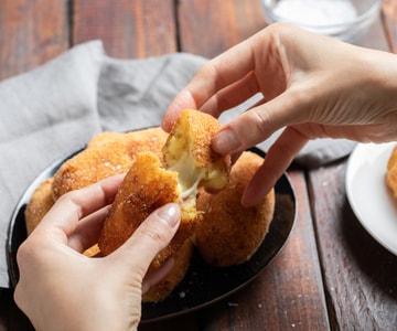 Croquetas de patata con corazón fundido de mozzarella y jamón