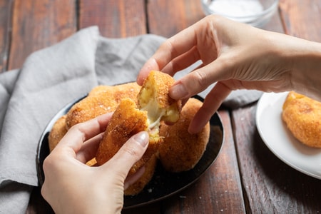 Croquetas de patata con corazón fundido de mozzarella y jamón