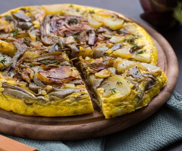 Tortilla de patatas y alcachofas