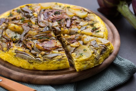 Tortilla de patatas y alcachofas