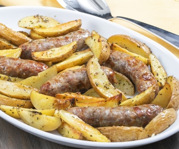 Salchicha y patatas al horno