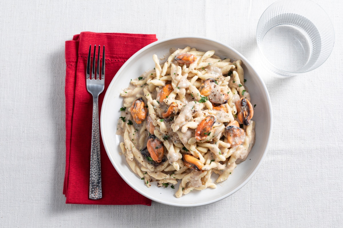 Strozzapreti cacio, mejillones y pimienta