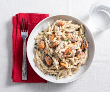 Strozzapreti cacio, mejillones y pimienta