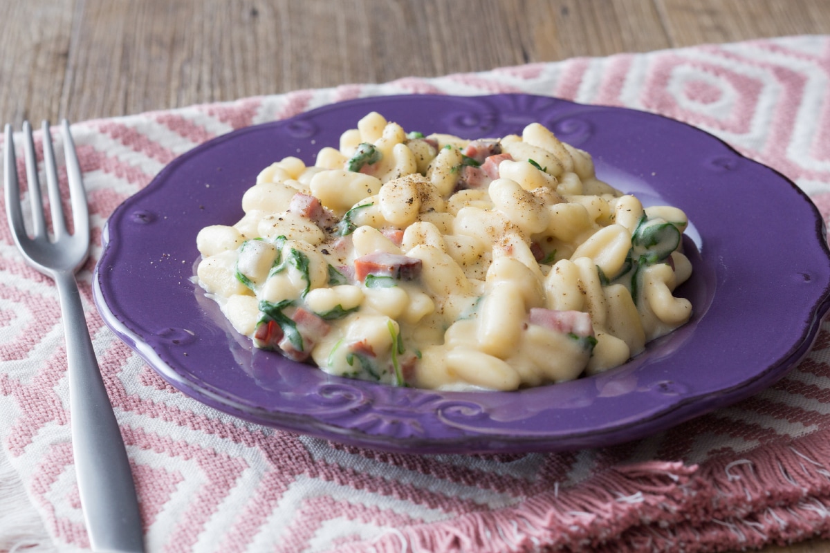 Cavatelli con speck, crema de patatas y rúcula