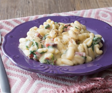 Cavatelli con speck, crema de patatas y rúcula