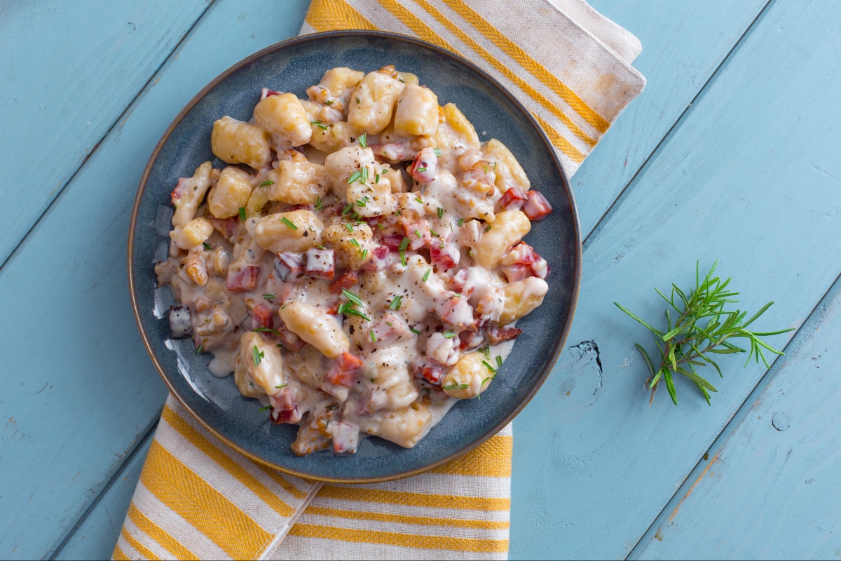 Ñoquis con speck y nueces