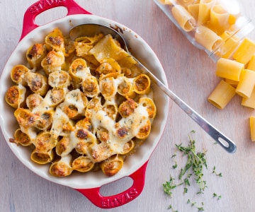 Paccheri rellenos con salchicha y setas