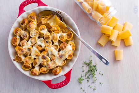 Paccheri rellenos con salchicha y setas