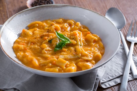 Pasta y patatas con provola y panceta