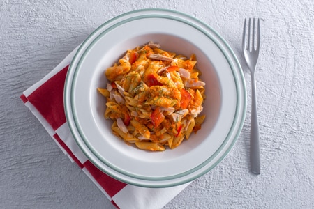 Pasta con crema de pimientos, caciotta y atún