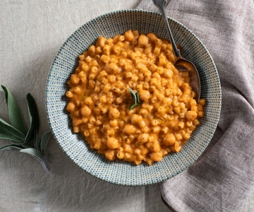 Pasta y garbanzos cremosa