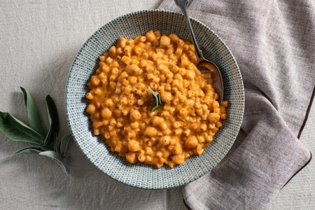 Pasta y garbanzos cremosa